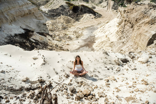 encantadora joven viaja en una cantera de cañón de arena y disfruta de vacaciones de verano - Foto, Imagen