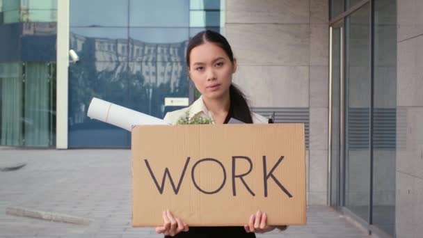 Desempleado oficina china Lady Holding Box de pie en el área urbana - Metraje, vídeo