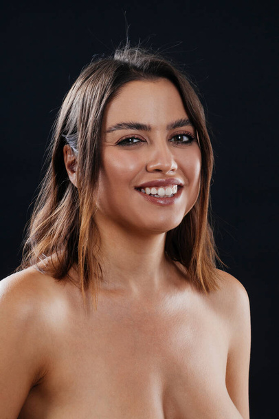 Beautiful topless woman with a big smile over a black background. - Foto, Imagem