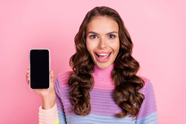 Foto de la joven dama emocionada sorprendida descuento anuncio de teléfono celular sugieren aislado sobre fondo de color pastel - Foto, Imagen