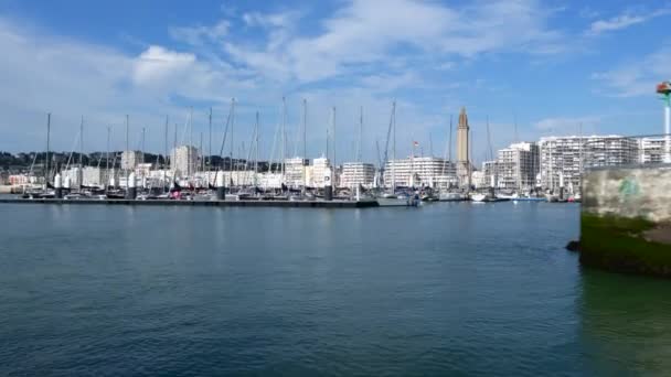 Le Havre, Fransa - 8 Ağustos 2021: Şehir manzarası ve Le Havre, Normandiya marinasına bir tekne ile varış. - Video, Çekim
