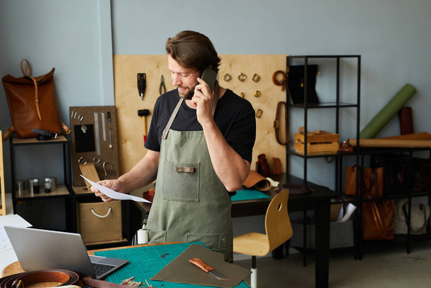 Modern Craftsman Managing Small Business - Foto, Bild