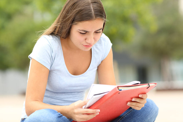 Συγκεντρωμένοι μαθητές μαθαίνουν σημειώσεις ανάγνωσης σε μια πανεπιστημιούπολη - Φωτογραφία, εικόνα