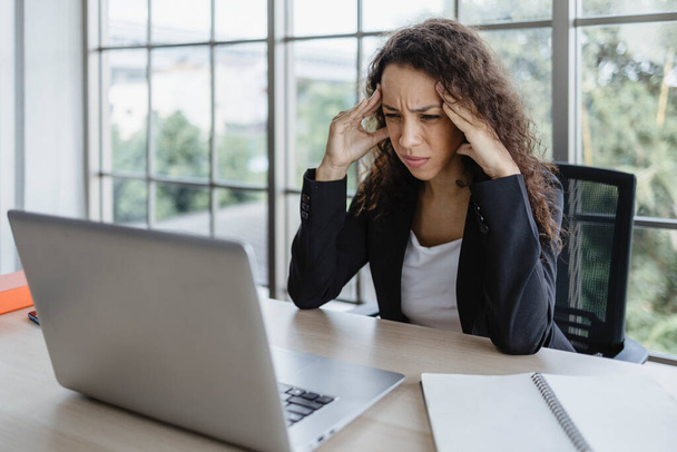 Junge Geschäftsfrau mit Kopfschmerzen von der Arbeit im Büro  - Foto, Bild