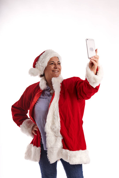 Женщина средних лет в костюме Санта-Клауса с белым фоном - Фото, изображение