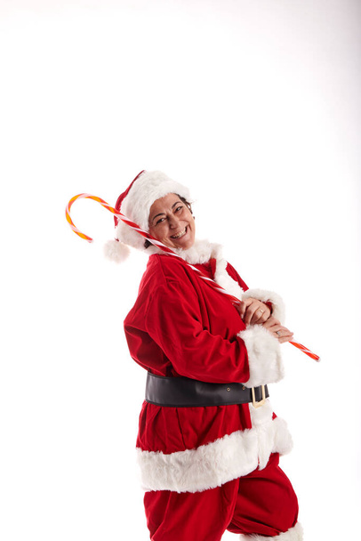 Een vrouw van middelbare leeftijd in een kerstman kostuum met een witte achtergrond - Foto, afbeelding