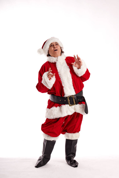 Žena středního věku v kostýmu Santa Clause s bílým pozadím - Fotografie, Obrázek