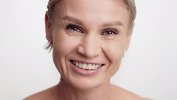 Anti-Aging Skincare. Krásná zralá žena s vráskami v blízkosti očí při pohledu na kameru - Záběry, video