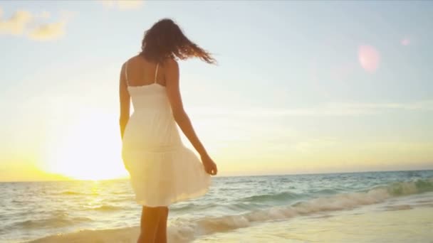 Mädchen trägt weiße Wanderinsel Sonnenaufgang - Filmmaterial, Video