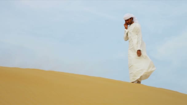 Arabski człowieka za pomocą inteligentnego telefonu n pustyni - Materiał filmowy, wideo