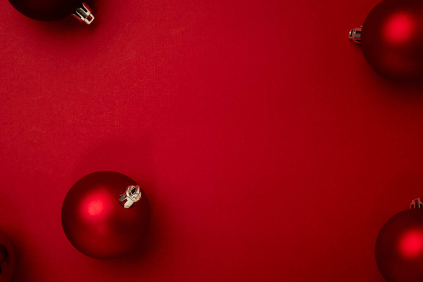 Kırmızı arka planda kırmızı noel topu süslemesi ve fotokopi alanı. Yeni yıl tebrik kartı. Asgari biçim - Fotoğraf, Görsel