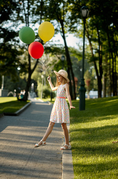 Childrens ρομαντική ημερομηνία, κορίτσι με αερόστατα - Φωτογραφία, εικόνα