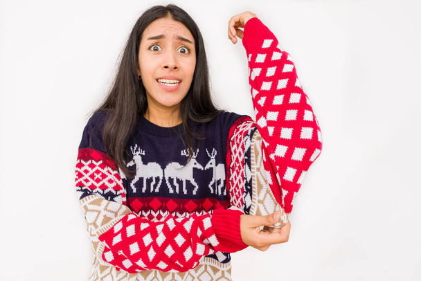 クリスマスの贈り物は不幸な女性の悪いサンタのアイデアになりますクリスマスのお祝いのための醜いセーター - 写真・画像