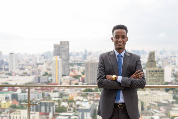 Egy jóképű afrikai üzletember portréja öltönyben és nyakkendőben. - Fotó, kép