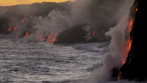 Dampf aus Lavaströmen neben Küstenfelsen - Filmmaterial, Video