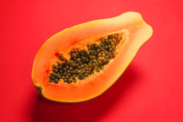 Frutta di papaya su uno sfondo arancione. Frutta tropicale. Mezza papaia.  - Foto, immagini