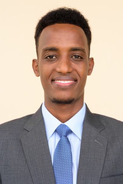 Πορτρέτο του όμορφου νεαρού Αφρικανού επιχειρηματία με κοστούμι και γραβάτα - Φωτογραφία, εικόνα