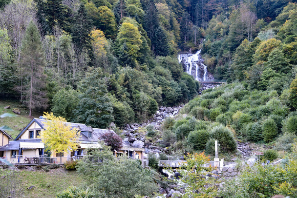 Cauterets, Francia - 10 Oct 2021: Cascadas en cascada desde los Pirineos cerca de los manantiales de La Raillere - Foto, imagen