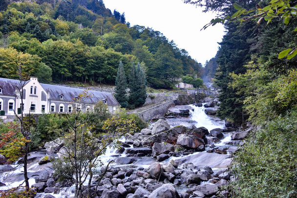 Cauterets, Francja - 10 paź 2021: Kaskada wodospadów z Pirenejów w pobliżu źródeł La Raillere - Zdjęcie, obraz