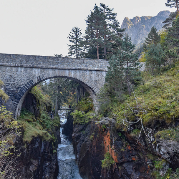 Cauterets, Francja - 10 Paź, 2021: Most Pont d 'Espagne nad Gave de Marcadau w Parku Narodowym Pireneje - Zdjęcie, obraz