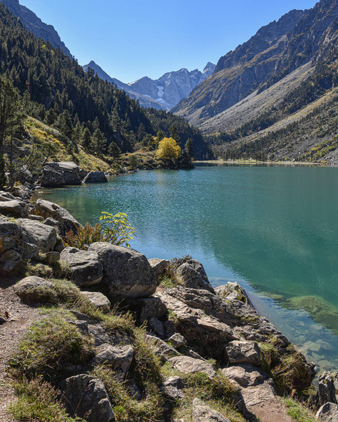 Cauterets, Frankrijk - 10 okt 2021: Turkoois water van het Lac de Gaube in het Nationaal Park van de Pyreneeën - Foto, afbeelding