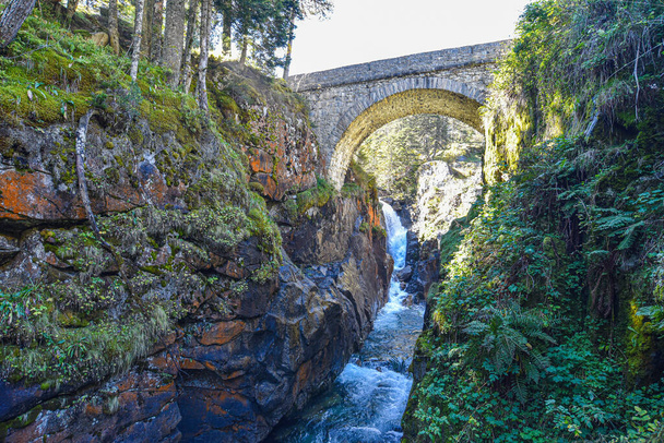 Cauterets, Frankrijk - 10 okt, 2021: De brug van Pont d 'Espagne over de Gave de Marcadau in het Nationaal Park van de Pyreneeën - Foto, afbeelding