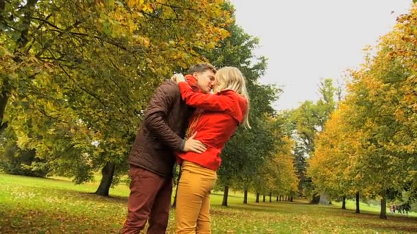 Kaukasisches Paar teilt Kuss im Freien Park - Filmmaterial, Video