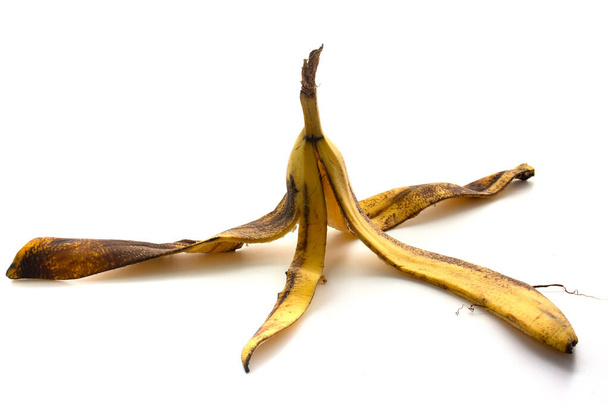 Scorza di banana sporca isolata su sfondo bianco. Spreco alimentare - Foto, immagini