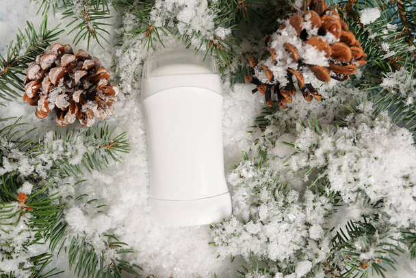καλλυντικά χειμώνα αντιιδρωτικό ή αποσμητικό με χριστουγεννιάτικο δέντρο και χιόνι, πρότυπο. έννοια της φροντίδας του σώματος - Φωτογραφία, εικόνα