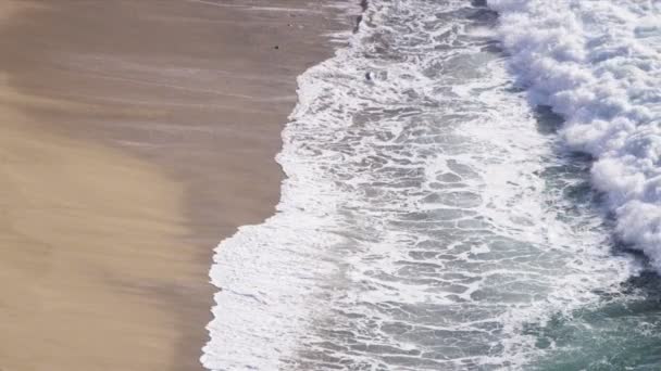 zachte oceaan golven lappen aan zandstrand - Video