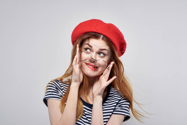 mooie vrouw dragen een rode hoed make-up mode poseren zomer - Foto, afbeelding