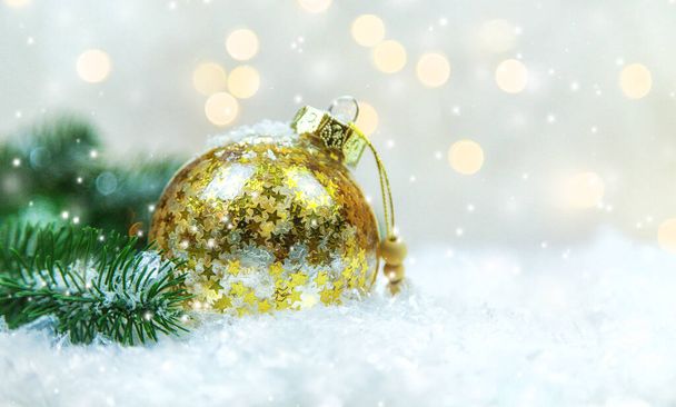 Рождественские открытки со снегом и декором. Выборочный фокус. Новый год. - Фото, изображение