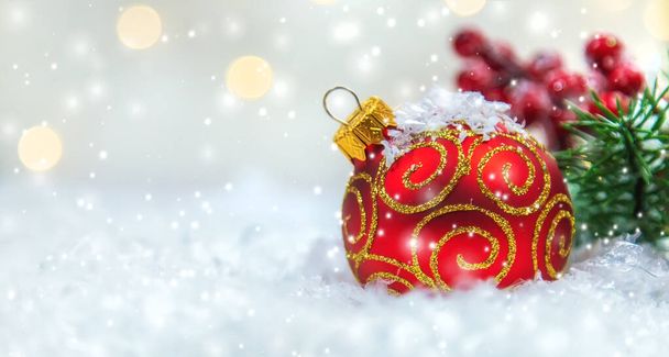 Χριστουγεννιάτικες κάρτες με χιόνι και διακόσμηση. Επιλεκτική εστίαση. Νέο έτος. - Φωτογραφία, εικόνα