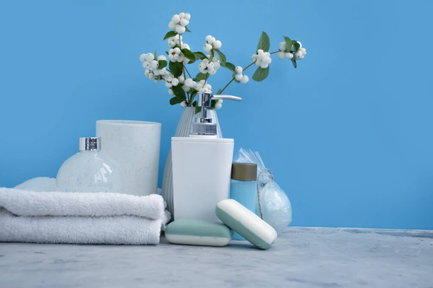different bathroom accessories on a colored background - Foto, afbeelding