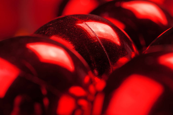 赤い光沢のある泡と美しいクリスマスの背景、コピースペース - 写真・画像