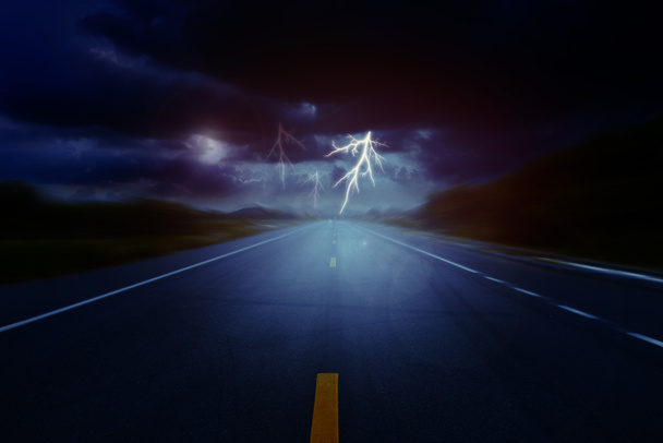Prázdná asfaltová cesta mezi polními stromy pod silnými dešti a blesky bouří. řízení na nebezpečné - Fotografie, Obrázek