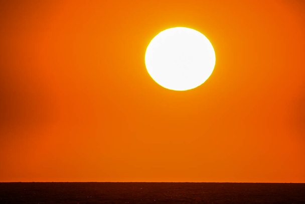 ヨーロッパのアドリア海、バルカン半島、モンテネグロの素晴らしい夕日 - 写真・画像
