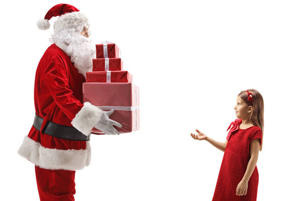 Фотография Санта-Клауса, дарящего подарки девушке в красном платье на белом фоне - Фото, изображение