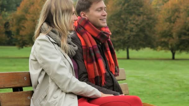 Caucásico pareja disfrutando país parque otoño
 - Metraje, vídeo