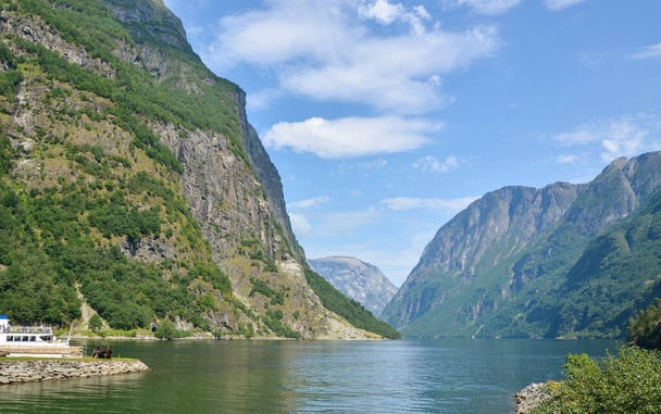 Nádherná fjordová krajina. Naeroyfjord odnož Sognefjord je nejužší fjord v Evropě. Aurland, Sogn og Fjordane, Norsko, Evropa. - Fotografie, Obrázek