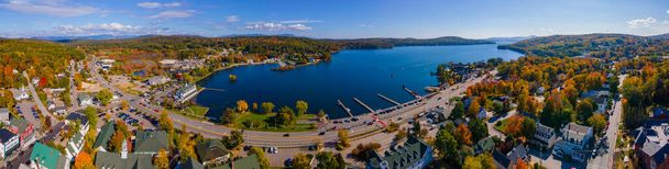 Панорамний вигляд затоки Мередіт на озері Вінніпесокі та центрі міста Мередіт восени, Нью-Гемпшир, США..  - Фото, зображення