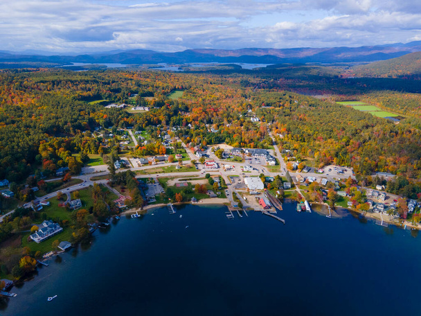 Center Harbor centre-ville vue aérienne à l'automne avec front de mer du lac Winnipesaukee, New Hampshire NH, USA.  - Photo, image