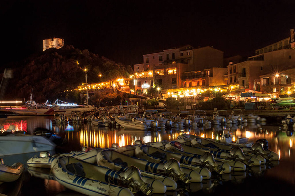 Porto ota, Ranska - 08 elokuu 2012: Yö valaistu lahti veneillä ja merenrannalla Porto otan kaupungissa Korsikan saarella - Valokuva, kuva