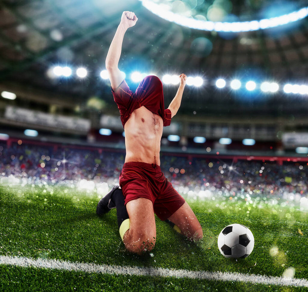 Επιτυχημένος ποδοσφαιριστής κερδίζει τον ποδοσφαιρικό αγώνα - Φωτογραφία, εικόνα