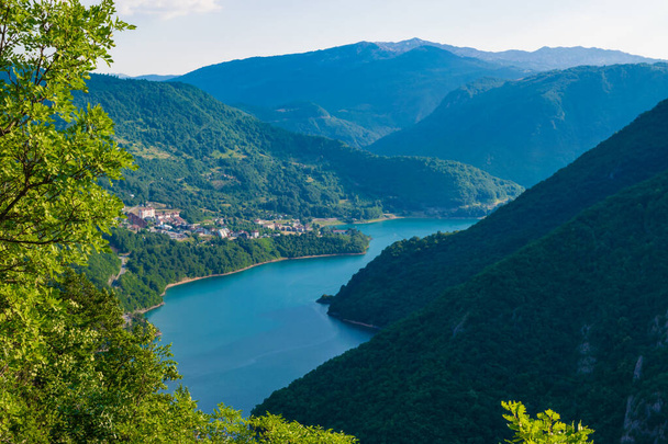 Sommerlandschaft mit See und Fluss Piva zwischen hohen grünen Bergen bei Pluzine. Nordmontenegro. Schöne Natur des Balkans. - Foto, Bild