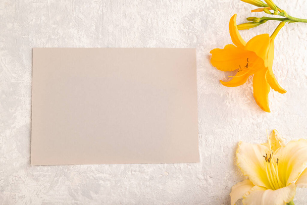 Gri renkli kağıttan kartvizit modeli. Üzerinde turuncu zambak çiçeği ve gri beton arka plan. Boş, üst görünüm, kopyalama alanı, durgun hayat. bahar konsepti. - Fotoğraf, Görsel