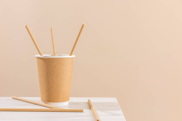 paper cup straws arrangement - Foto, imagen