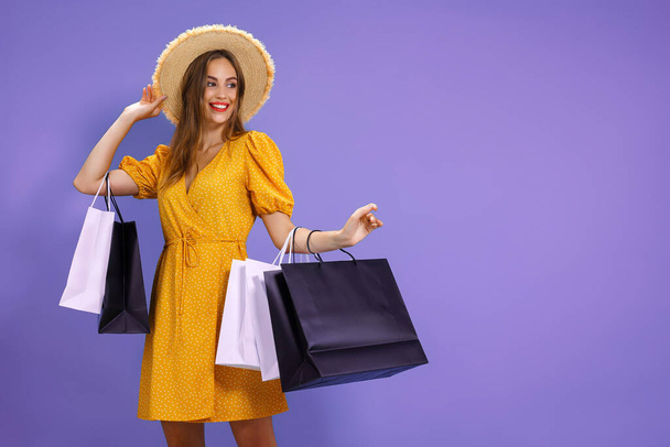 Smiling woman holds shopping bags on colorful background. sale,purchases, shopping, Black Friday  - Foto, Imagen