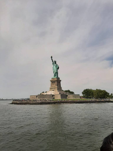 Statua Wolności, Statua jest postacią Libertas, odzianej rzymskiej bogini wolności - Estatua de la Libertad, es uno de los monumentos mas famosos de Nueva York - Zdjęcie, obraz