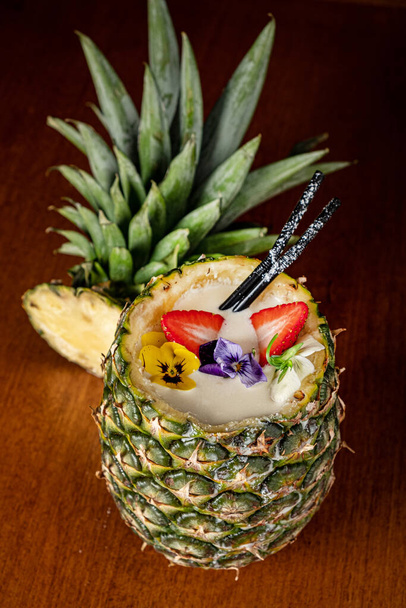 Pina Colada in Pineapple with strawberries and straws - Foto, imagen